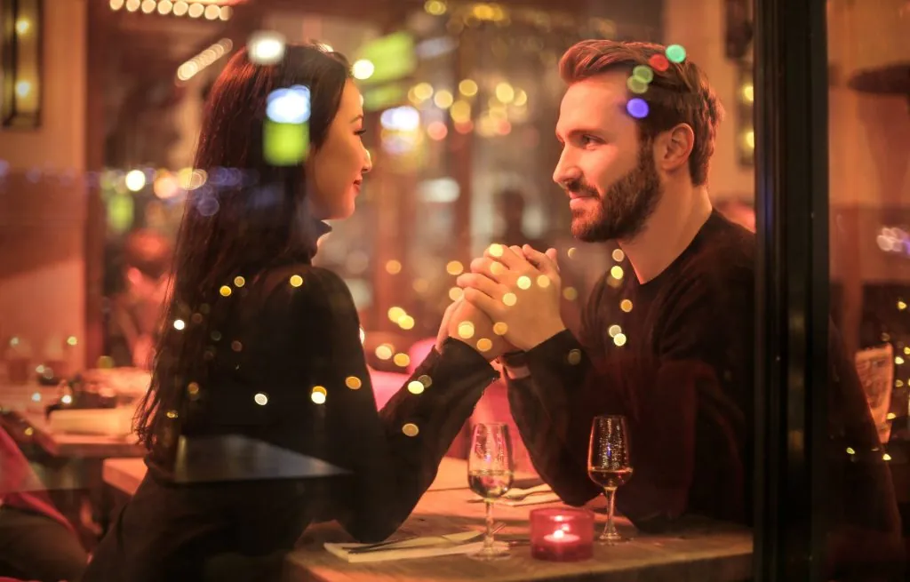 Peinliche Stille beim ersten Date? 20 gute Fragen die das verhindern!